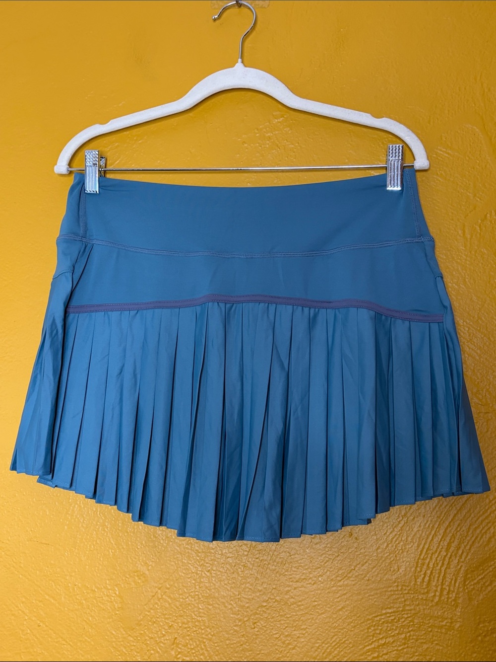 HALARA Pleated Skater Tennis NIB Skirt in Gray-Blue w Purple Lined Accents L
